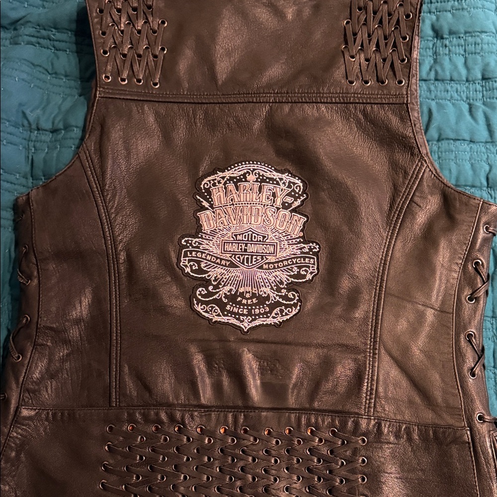 Milwaukee, leather Black Leather Vest with Harley Davidson Logo